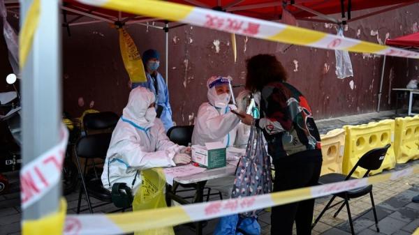 近日北京爆发新一波疫情,对此北京官方也不得不承认,当前北京疫情防控处于 “ 最紧要关头 ”。(图片来源:JADE GAO/AFP via Getty Images)