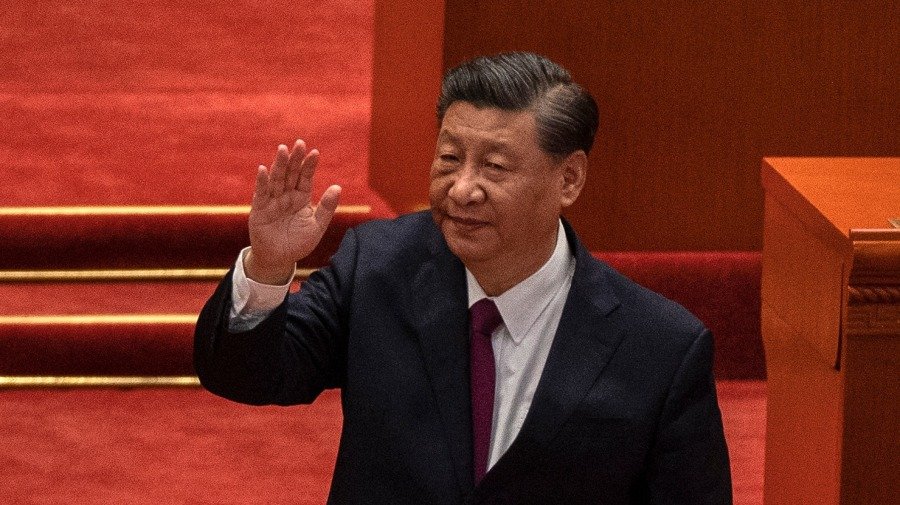 2022年4月8日,中共国家主席习近平在北京大会堂讲话后向台下观众挥手。