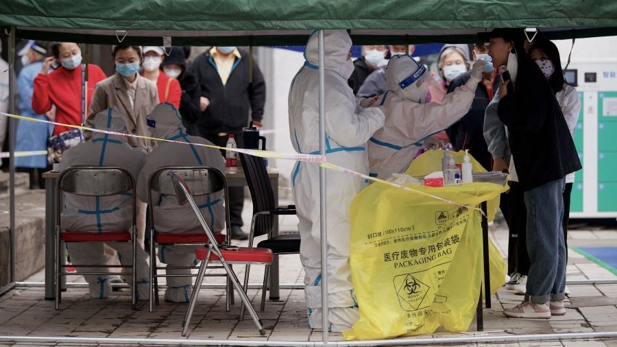 北京多区发现疫情封控小区,紧急关闭60地铁站及150条公交线,街道出现大批武警大白。(图片来源:Getty Images)