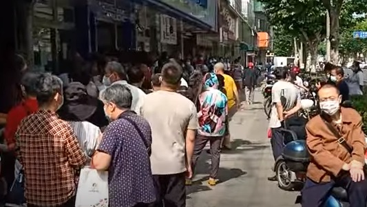 上海银行网点现排队潮  老年人领养老金陷困境 (图/视频)