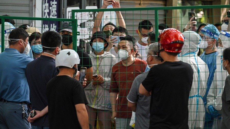 2022年6月6日,愤怒的上海居民在徐汇区一个社区大院里与政府官员对峙。(图片来源:HECTOR RETAMAL/AFP via Getty Images)