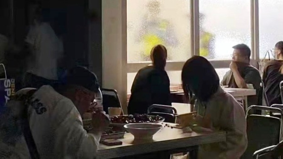 上海餐厅禁内用  老板急招 “ 500服务员 ” 食客全变 “ 地下党 ” ？(组图)