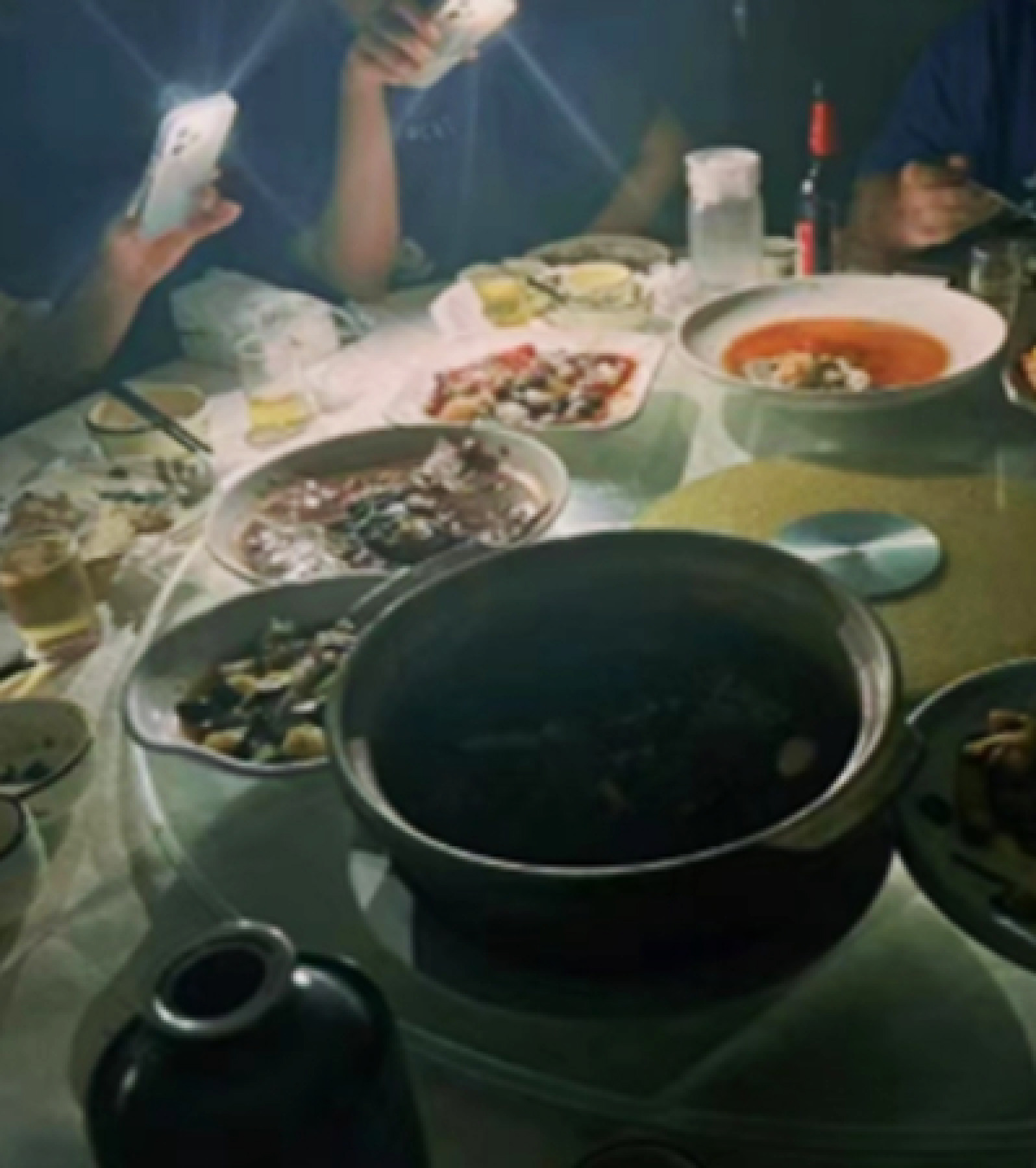 解封后上海人堂食像谍战片