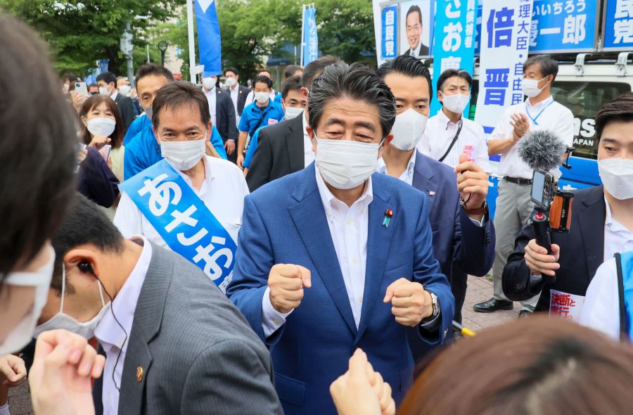 7月6日,日本前首相安倍晋三(中)在东京郊区横滨助选。 7月6日,日本前首相安倍晋三(中)在东京郊区横滨助选。(图片来 源:YOSHIKAZU TSUNO/AFP/Getty Images)