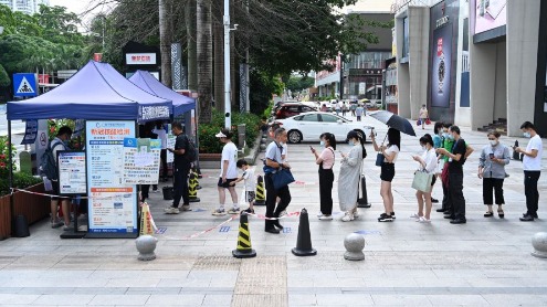 上海市民跪马路痛哭  小区多次被封叹 “ 怎么生活？”  (图/视频)