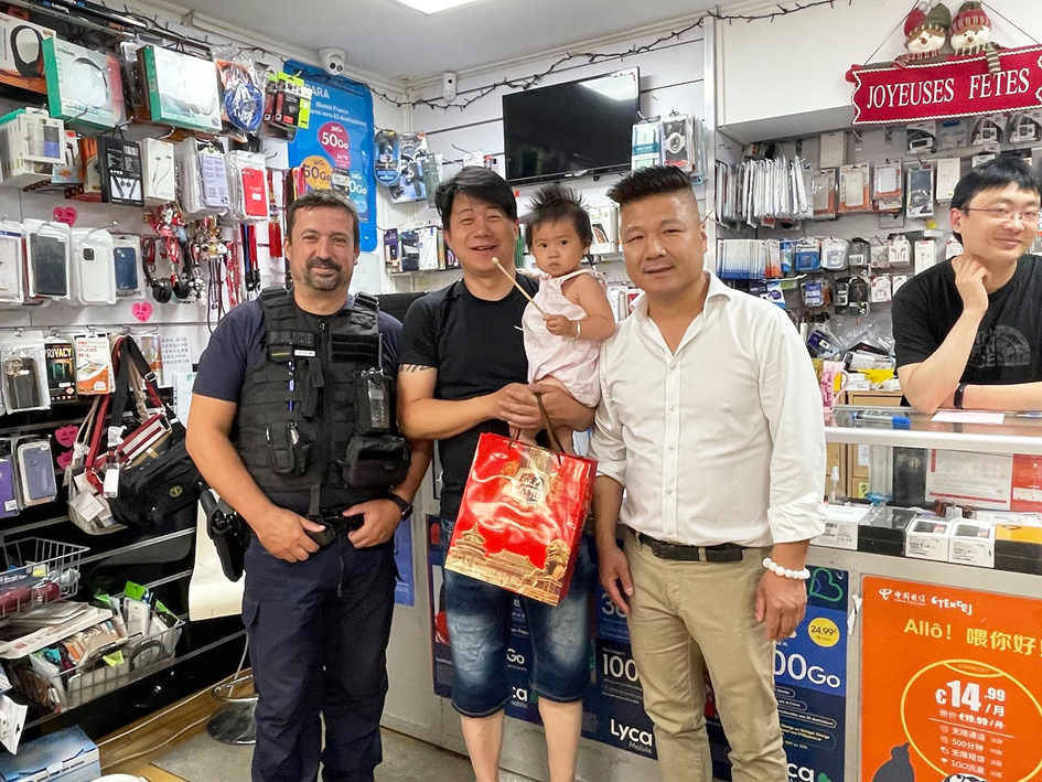 美丽城联合商会与警方向街区商家送上中秋祝福