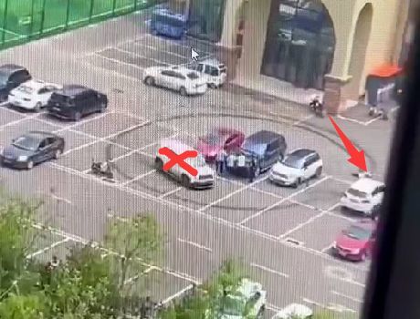 一名男子在光天化日下驾车多次辗压一名女子后逃逸。(图片来源:视频截图)