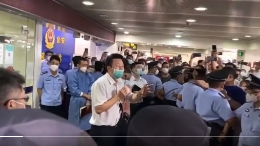 三亚疫控游客抢高价票  坐进机舱的都被赶下飞机 (图/视频)