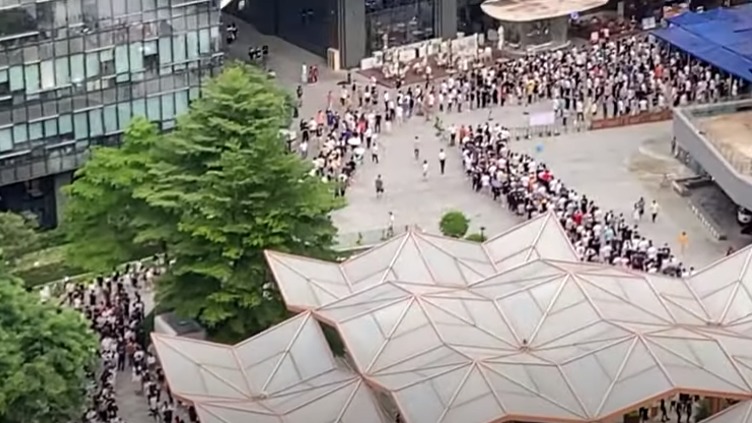 深圳10万人突变 “ 黄码 ”  传一女跪地喊 “ 清零把人逼疯 ” (图/视频)