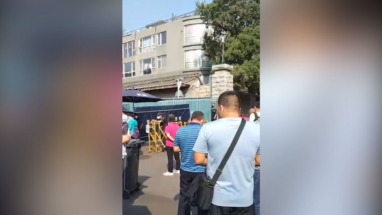 位于北京的国家信访局外,访民排队等候反映各自的诉求。(视频截图/古亭提供)