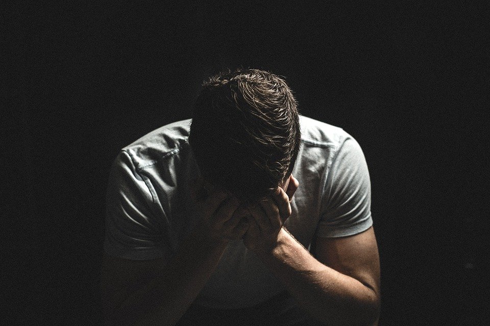 赫斯被家人与朋友怀疑严重酗酒。(图片来源:Pixabay)