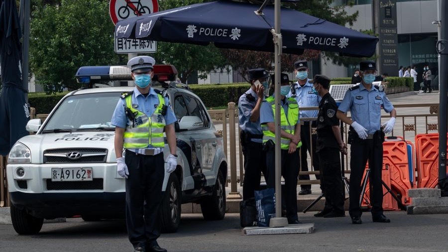 二十大前  北京大巴司机强制戴手环监控生命迹象 (组图)