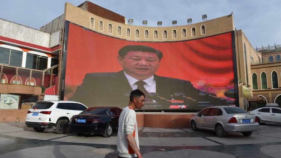 2019年6月4日,新疆喀什一广场显示中共领导人习近平的巨大屏幕。(图片来源:GREG BAKER/AFP via Getty Images)