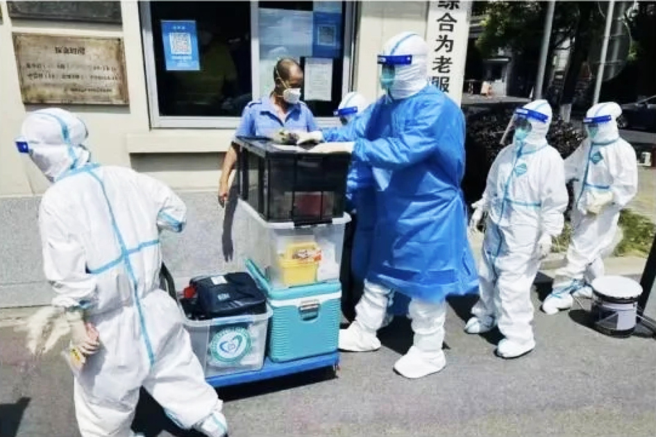 卫生服务中心在为养老院老人打疫苗做准备。