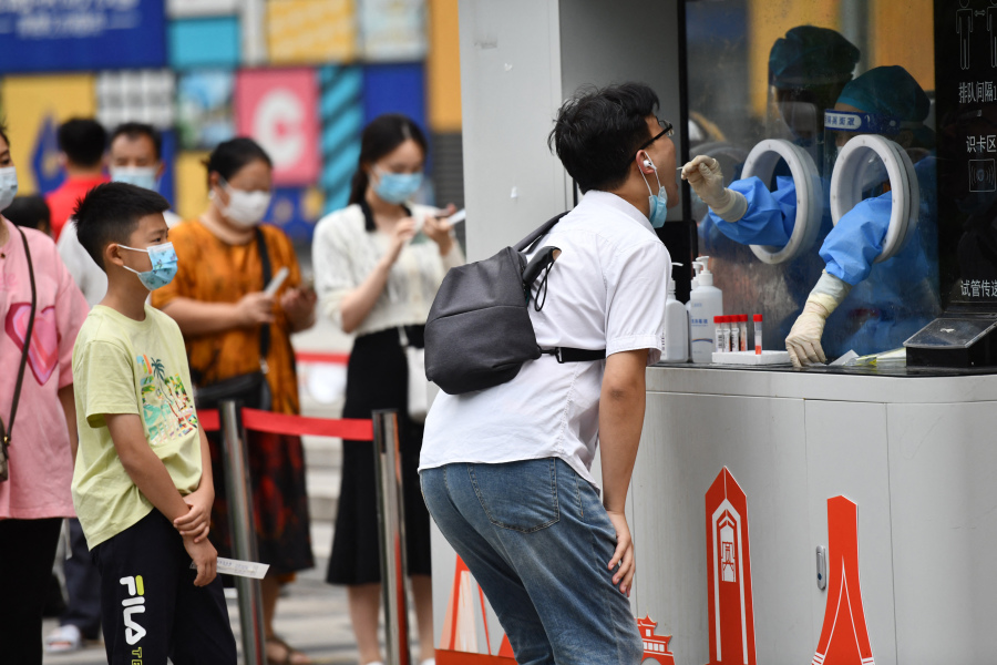 成都核酸系统崩溃  民怨四起 “ 你们封了吗？我疯了 ”  (组图)