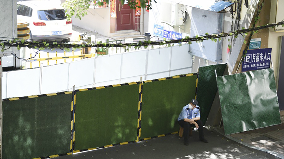 封控70余座城市影响3亿人 各地官员借“清零”表忠