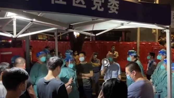 深圳被封控居民怒了  高喊 “ 我们要生存要吃饭 ” (图/视频)