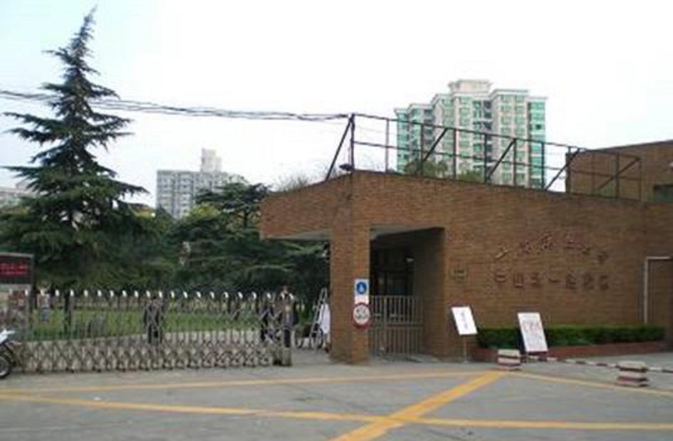 上海财经大学半夜 强制转运学生至方舱 / 强开女寝门 绿码也难逃