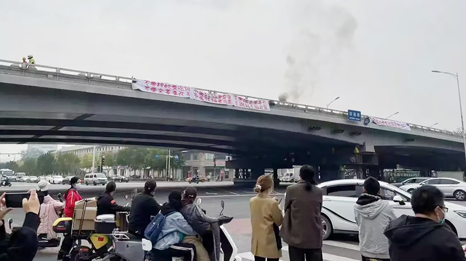 北京四通桥出现抗议横幅 / “不要核酸要吃饭” “不要封控要自由”