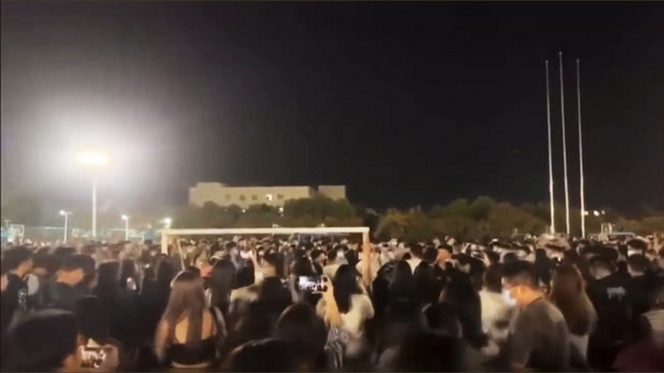 河南郑州大学生  聚集抗议喊“解封” / 呼吁重拾尊严