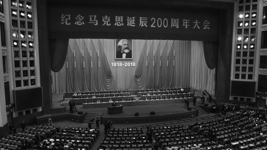 2018年5月4日,中共举行纪念马克思诞辰200周年大会,习近平在主席台发表讲话,称马克思是人类千年第一思想家。(图片来源:WANG ZHAO/AFP via Getty Images)
