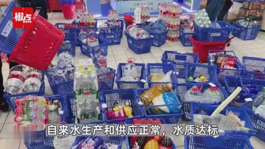 近日传出上海出现供水危机,民众纷纷在家囤饮用水。(图片来源:网络图片)