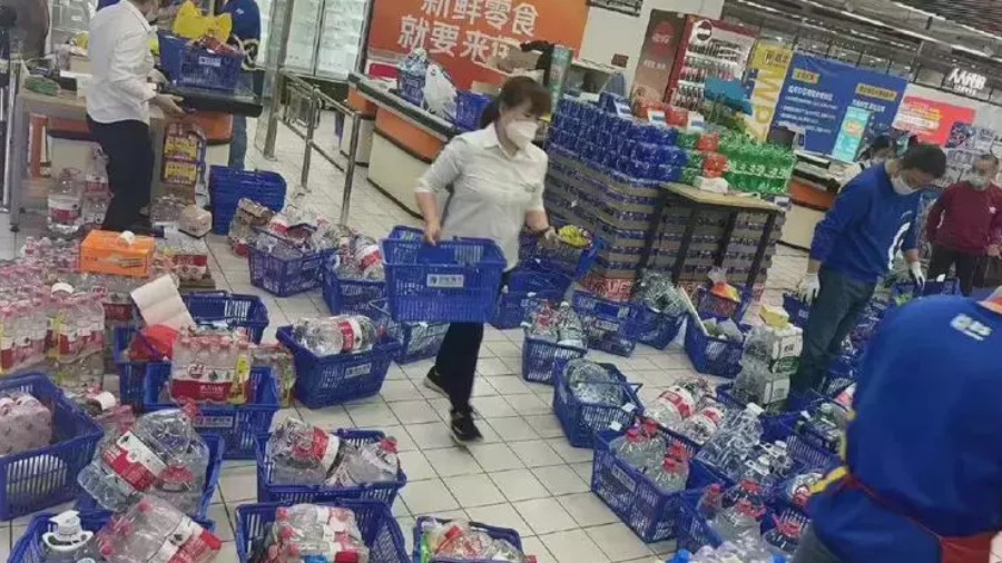 惊传上海供水危机  官方辟谣难挡民间 “ 抢水潮 ” (组图)