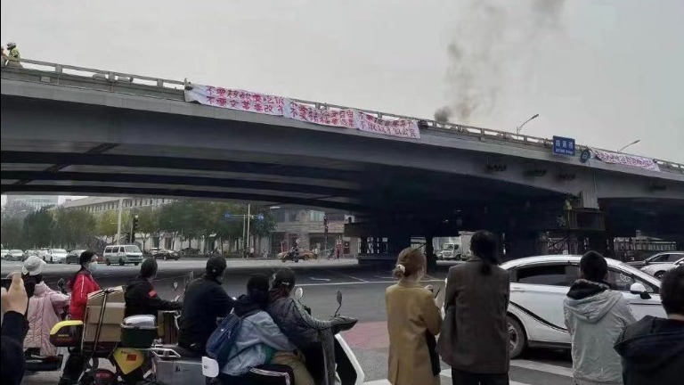 北京四通桥有人放喇叭挂横幅  “ 要吃饭要自由要选票 ” (组图/视频)
