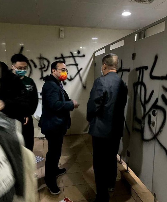 网传写在北京某地公共厕所内的标语。(图片来源:网路截图)