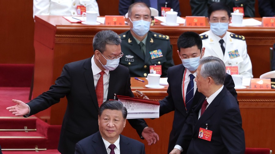 搀扶胡锦涛离场随扈身份曝光大陆全网封杀 (视频/图)