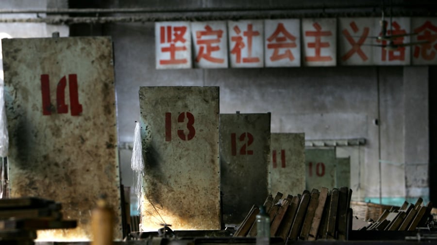 河北一家破产工厂里的“坚定社会主义信念“的标语。(图片来源:China Photos/Getty Images)