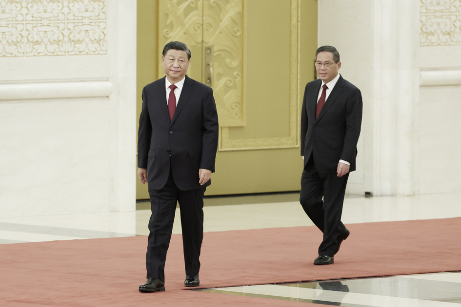 习近平为什么紧紧抓住权力不放？