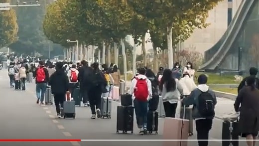 当地黄河科技学院也传出校内爆发疫情,3万多名学生上演“富士康校园版”逃疫潮。(图片来源:网络截图)
