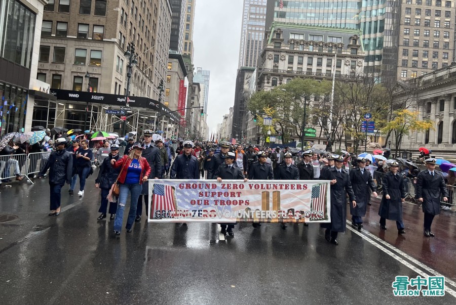 第103届纽约老兵节游行在风雨中于在纽约曼哈顿五大道举行,有超过280个团体多达2万多人参加(看中国摄影:柳笛)