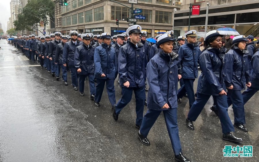 第103届纽约老兵节游行在风雨中于在纽约曼哈顿五大道举行,有超过280个团体多达2万多人参加(看中国摄影:柳笛)
