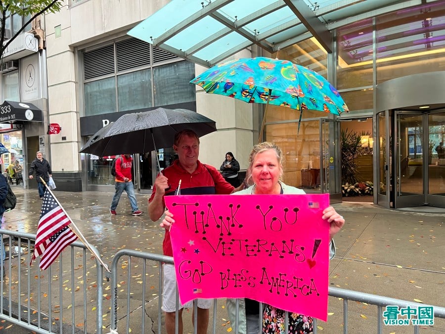第103届纽约老兵节游行在风雨中于在纽约曼哈顿五大道举行,有超过280个团体多达2万多人参加(看中国摄影:柳笛)
