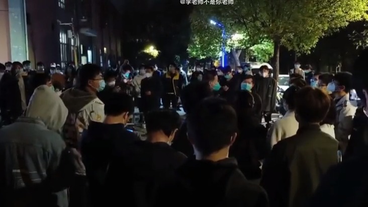 传郑州大学学生游行抗议  吁 “ 反对威压争取自主 ” (组图/视频)