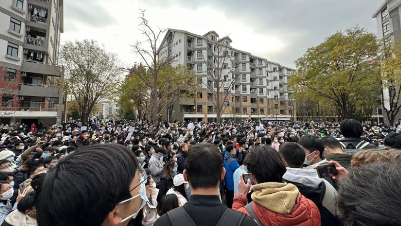 北大学生唱国歌抗议  清华学子喊 “ 民主法治言论自由 ” (视频/图)