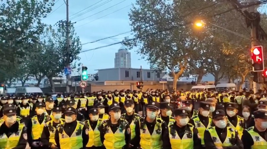 上海群众抗议警暴力镇压  现场直播疯传  中共封杀 (视频/图)