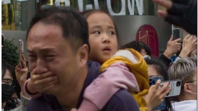 中共镇压 “ 白纸革命 ” 一张照片看哭无数人 (图)