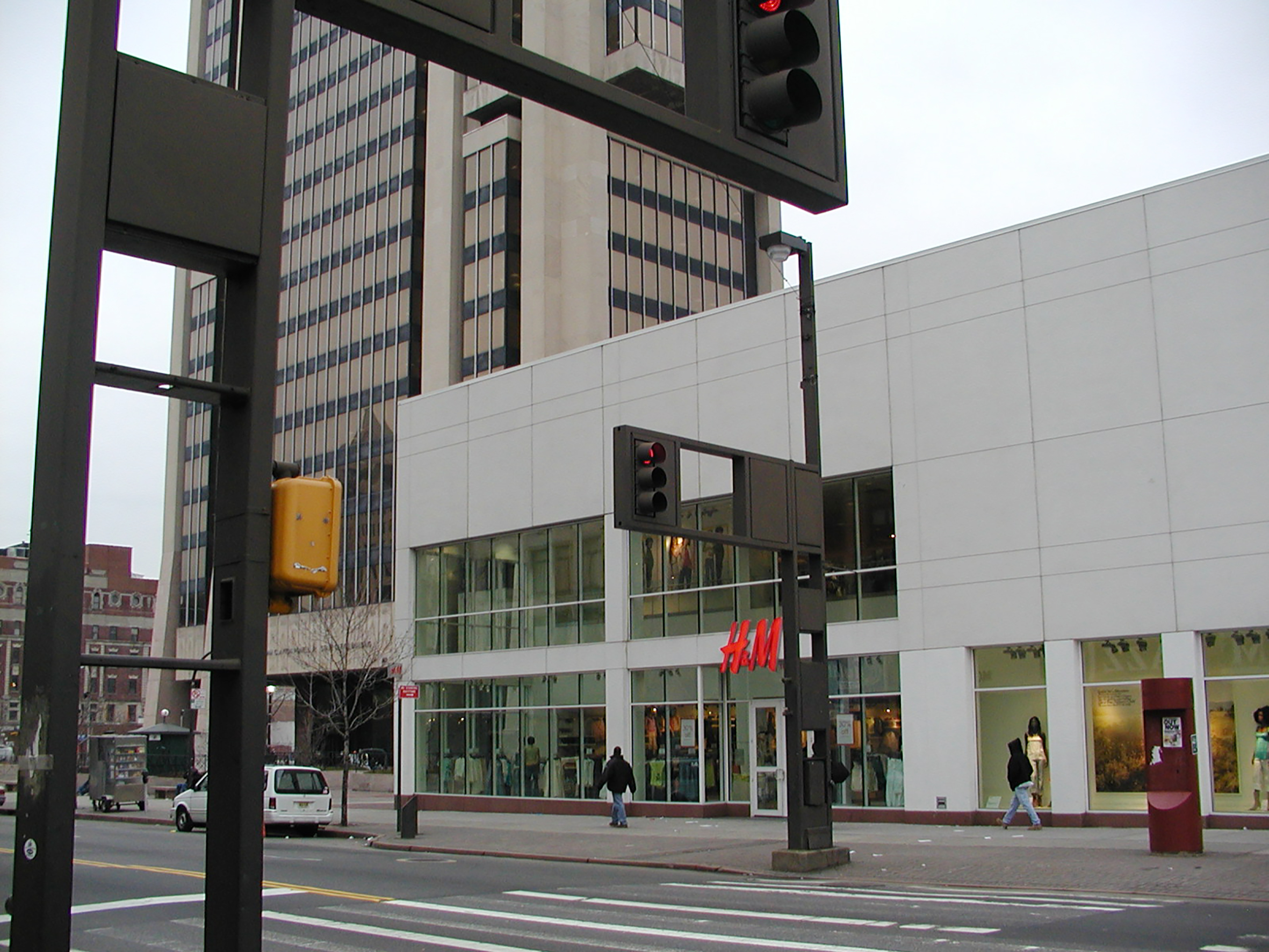 退出俄罗斯市场  H&M开始全球裁员