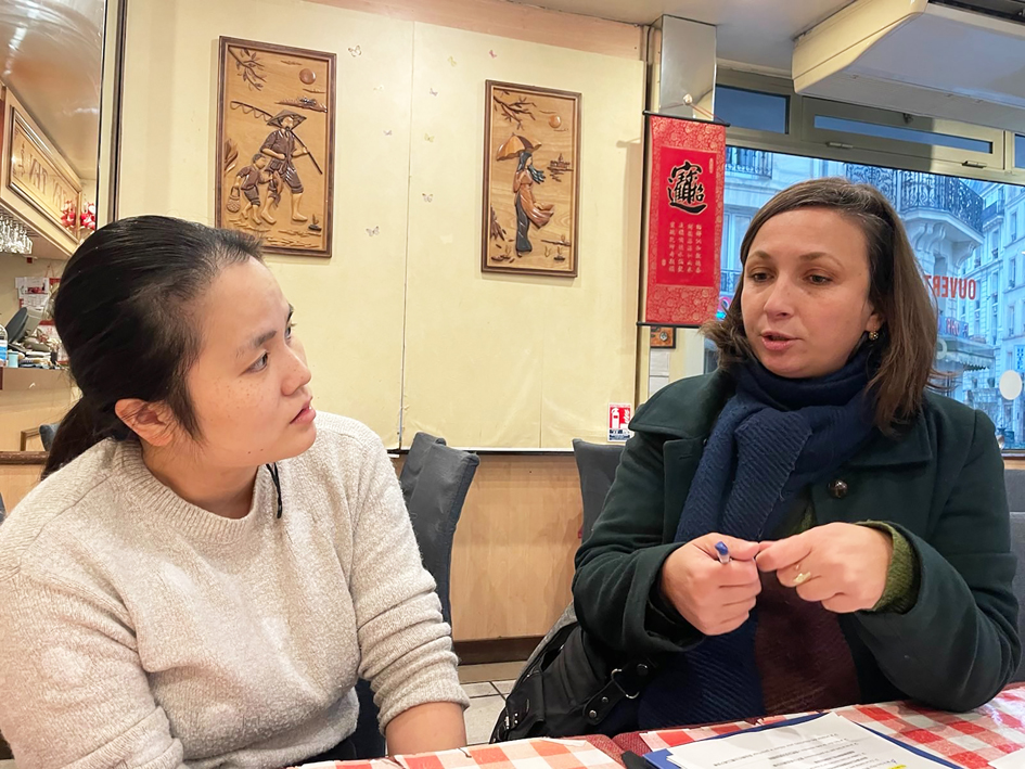 巴黎市政府工作人员在东东餐厅(左)和海碗居(右)做问卷调查。(摄影:林莲怡/看中国)