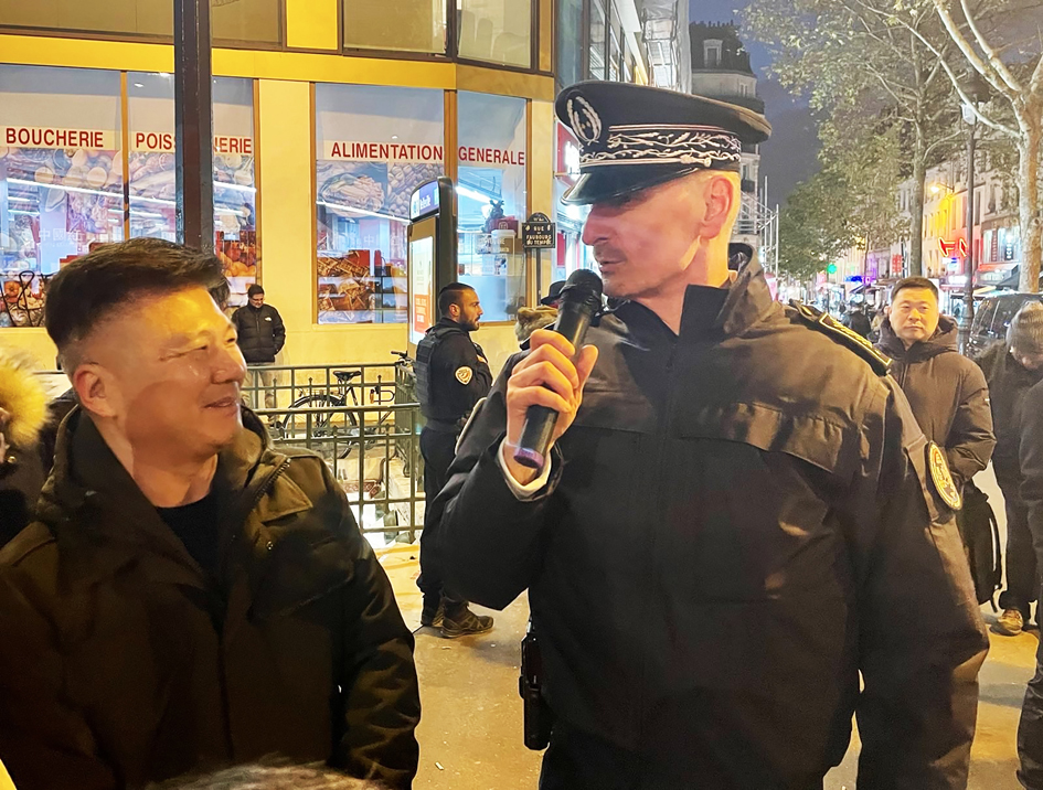 巴黎20区警察局长赫贡(右)致辞。