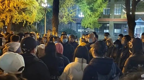 12月11日晚四川大学华西临床医学院数百名学生在校园内游行示威,高呼口号。(图片来源:网路截图)