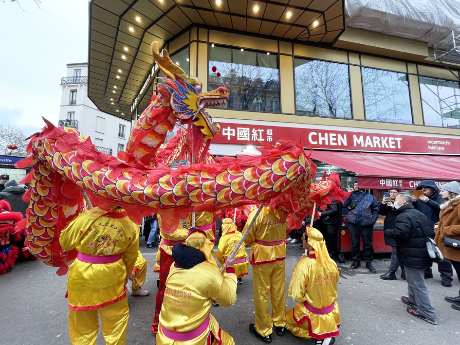 巴黎美丽城喜气洋洋迎兔年 / 锣鼓鞭炮齐声响 祥龙瑞狮贺新岁