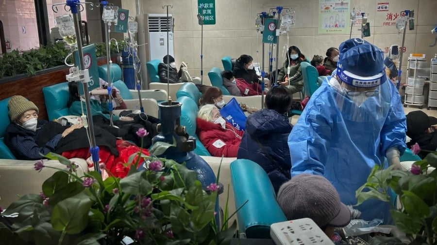 1月2日北京一家医院的走廊里坐满了正在输液的患者。(图片来源:Getty Images)