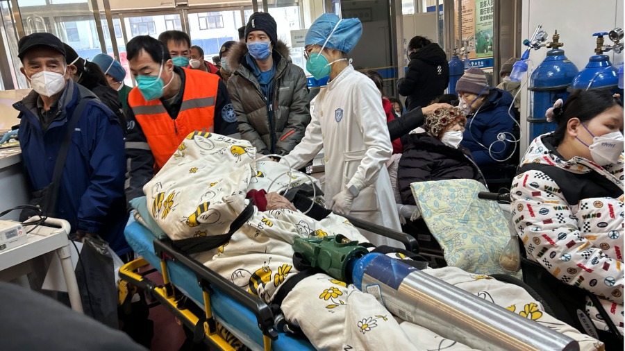 北京一医院爆满,大批发烧病人等待救治。(图片来源:Getty Images)