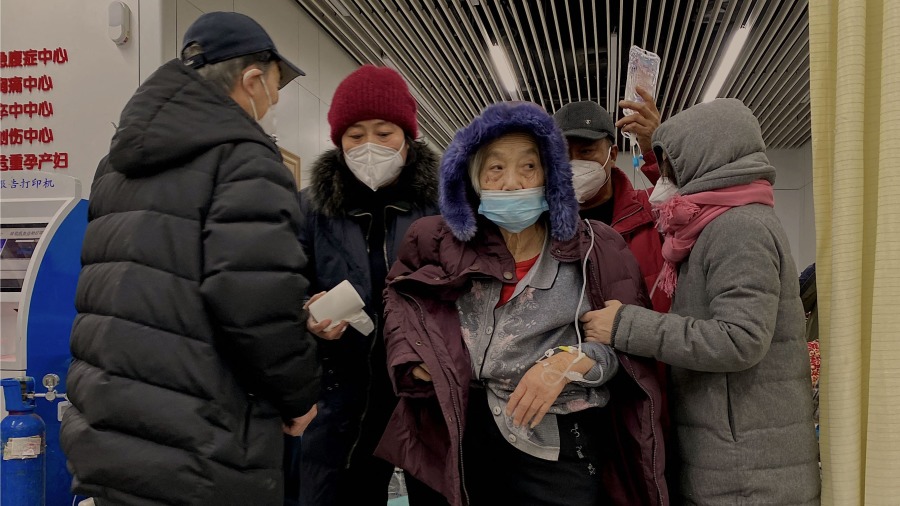 2022年12月28日染疫患者在天津南开医院就医。(图片来源:NOEL CELIS/AFP via Getty Images)