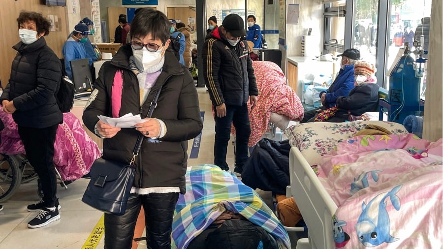 1月3日上海同仁医院急诊处入口躺在担架上和坐在轮椅上的患者。(图片来源:Getty Images)
