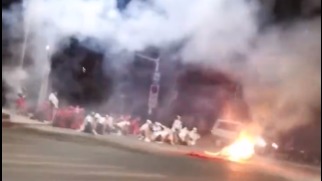 网传安徽某地多人披麻带孝在马路边焚烧尸体。(图片来源:视频截图)